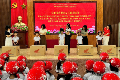 Trường Tiểu học Giao Lạc tổ chức Chương trình trao tặng mũ bảo hiểm cho học sinh lớp 1